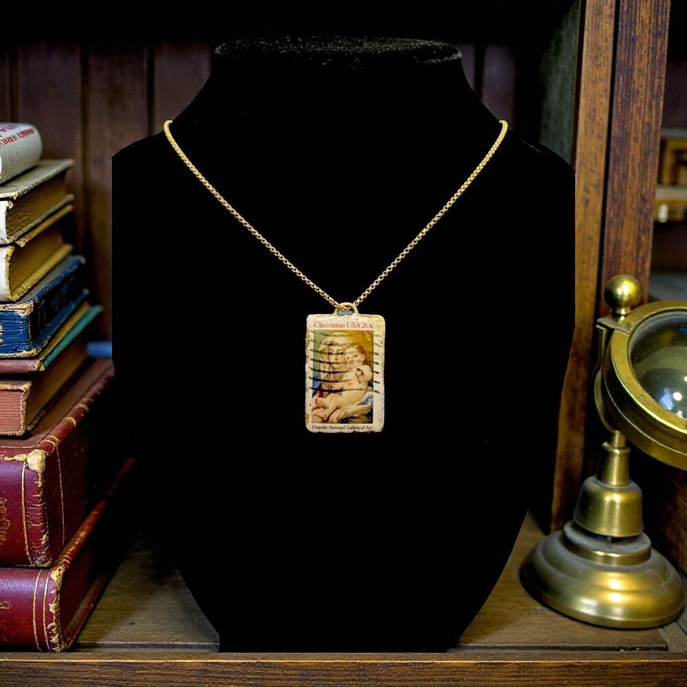 1973 20c Christmas Stamp Clay & Gold Leaf Pendant Necklace Encased in Resin - Picture 2 of 11